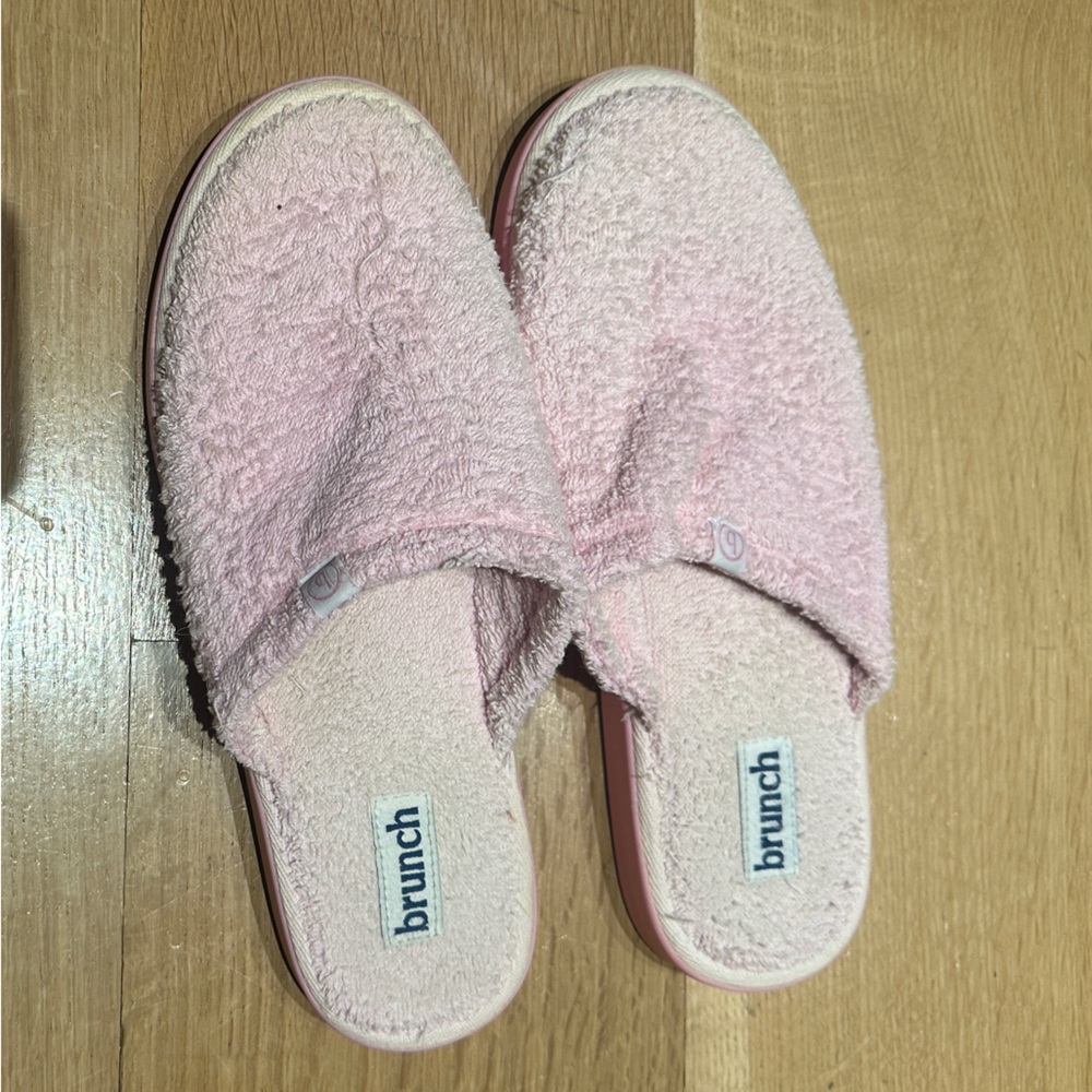 Brunch light pink terry slippers.